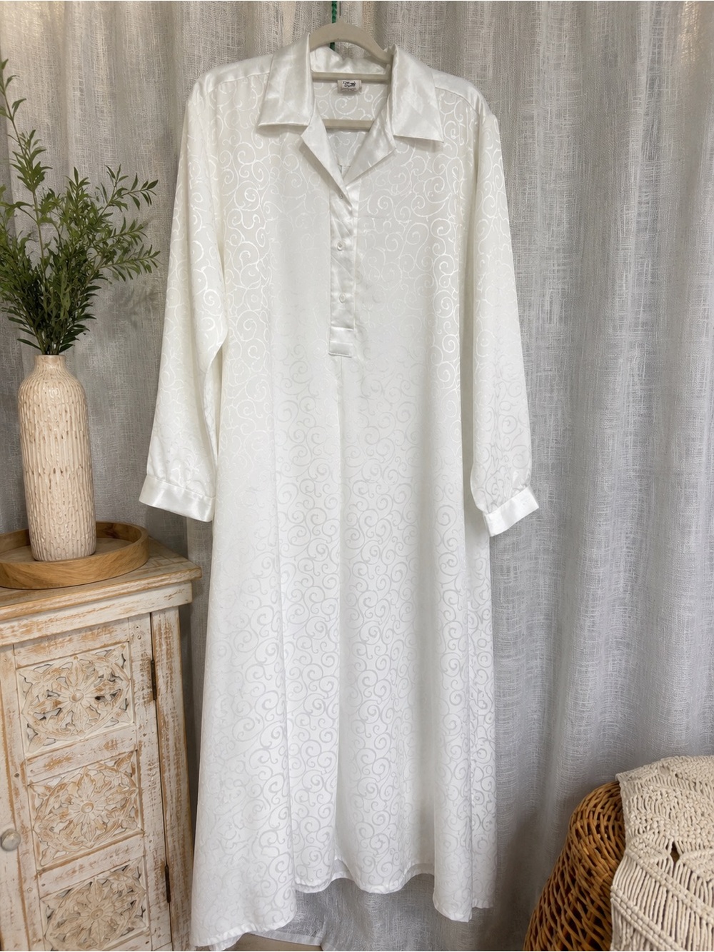 146🌟 White Elegance Satin Swirl Maxi Shirt Dress | White | Size Large
